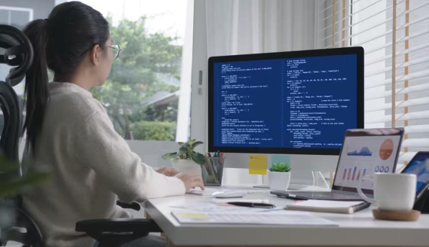 宁洱软件开发公司实战建议:网站赋能,为何必须接入支持机器人?